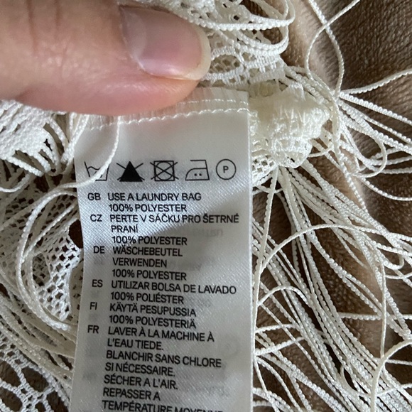 H&M loose fitting crochet top with fringe detail - Picture 4 of 4